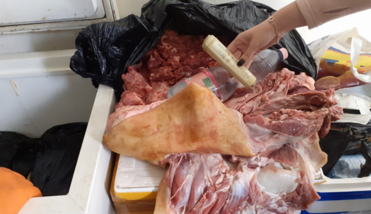 Maso chladili jen lahvemi s ledem.