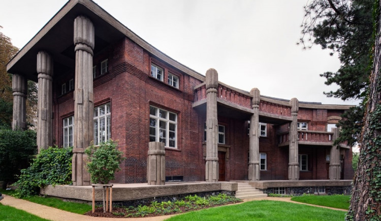 Na Hradčanech se otevírá zrekonstruovaná Bílkova vila. Nabízí novou expozici