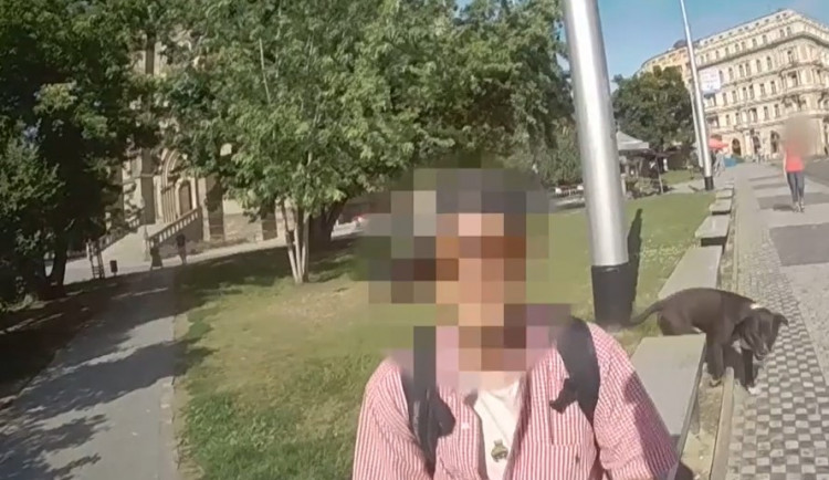 Muž se chtěl prát.