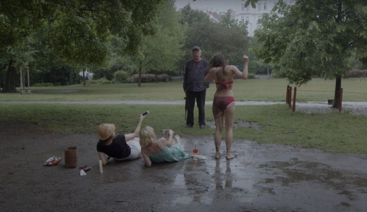 Herci si dělali legraci i ze stavu trávníku.