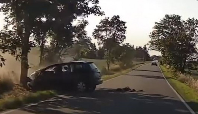 VIDEO: Řidička nabourala do stromu. Pomohl jí policista, který jel náhodou kolem
