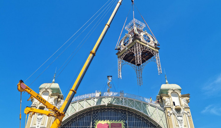 Průmyslový palác přišel o hodinovou věž. Její oprava potrvá asi půl roku