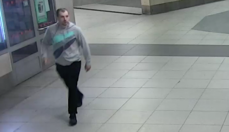 Policisté hledají další oběti násilníka.