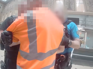 VIDEO: Strážníci se potýkali s agresivními návštěvníky pražských pošt