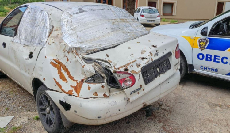 Rodina válečných uprchlíků přijela z Ukrajiny až k Praze v rozstříleném autě