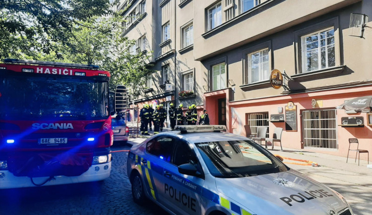 Policisté ulici uzavřeli.