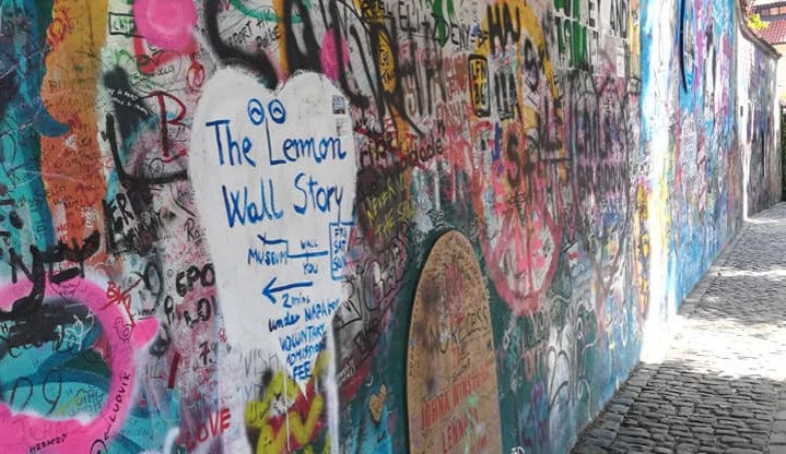 Lennonova zeď se vydá na cestu do Paříže či Bruselu