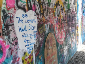 Lennonova zeď se vydá na cestu do Paříže či Bruselu