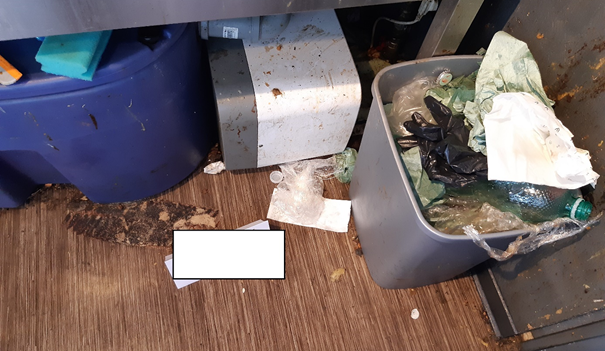 Stav kolem odpadkového koše.