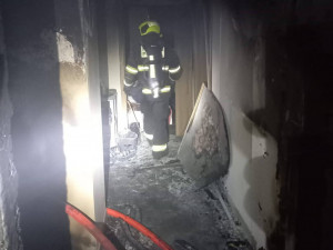 Z hořícího bytu v Praze 3 zachránili hasiči devět lidí
