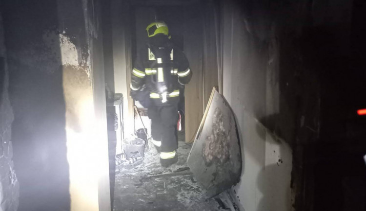 Hasiči evakuovali devět lidí.