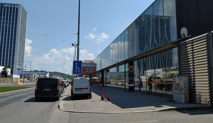 Před byty u metra Kolbenova v Praze 9 bude komunitní centrum i s parkourem