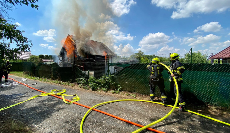V Praze 8 vyhořela chatka. Oheň způsobil škodu za dvě stě tisíc