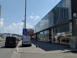 Před byty u metra Kolbenova v Praze 9 bude komunitní centrum i s parkourem