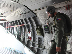 VIDEO: Kbelští piloti cvičili evakuaci z nepřátelského území nebo výsadky vojáků