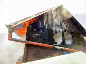 V Praze 8 vyhořela chatka. Oheň způsobil škodu za dvě stě tisíc