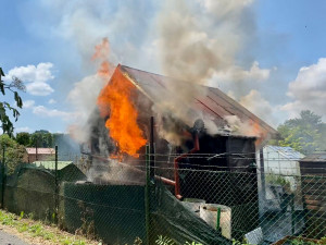 V Praze 8 vyhořela chatka. Oheň způsobil škodu za dvě stě tisíc