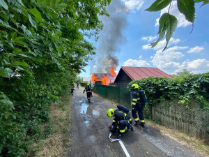 V Praze 8 vyhořela chatka. Oheň způsobil škodu za dvě stě tisíc