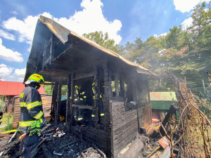 V Praze 8 vyhořela chatka. Oheň způsobil škodu za dvě stě tisíc