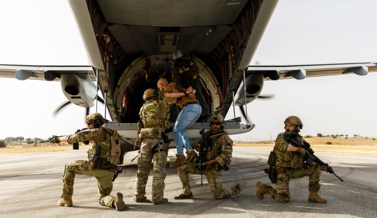 Cvičení se zúčastnily posádky vojenských dopravních letadel.