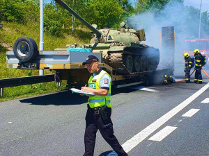 Dopravu na Pražském okruhu zablokoval požár přívěsu, který převážel tank