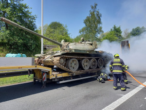 Dopravu na Pražském okruhu zablokoval požár přívěsu, který převážel tank