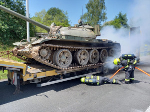 Dopravu na Pražském okruhu zablokoval požár přívěsu, který převážel tank