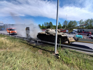 Dopravu na Pražském okruhu zablokoval požár přívěsu, který převážel tank