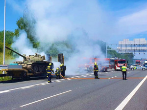 Dopravu na Pražském okruhu zablokoval požár přívěsu s tankem