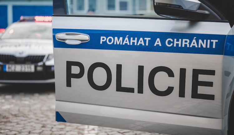 Dojedu si pro cigarety, řekl muž a sebral druhému elektrokoloběžku