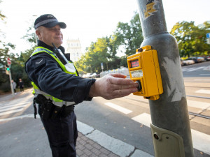 Strážníci poslední týden školního roku hlídají přechody i místa, kde školáci popíjejí alkohol