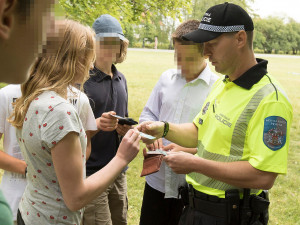 Strážníci poslední týden školního roku hlídají přechody i místa, kde školáci popíjejí alkohol