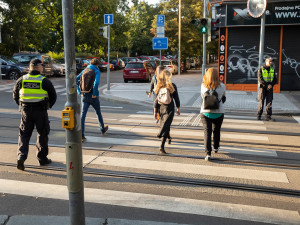 Strážníci poslední týden školního roku hlídají přechody i místa, kde školáci popíjejí alkohol