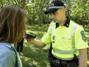 Strážníci poslední týden školního roku hlídají přechody i místa, kde školáci popíjejí alkohol