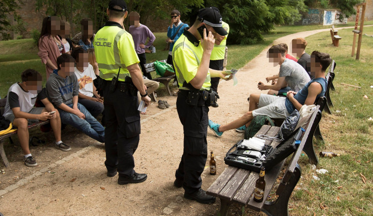Strážníci poslední týden školního roku hlídají přechody i místa, kde školáci popíjejí alkohol