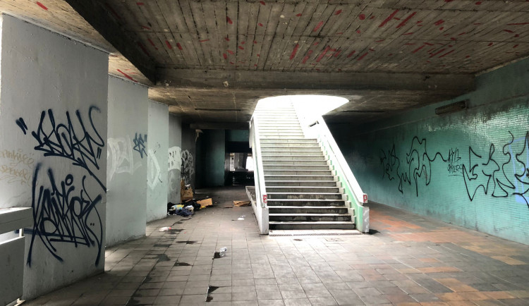 V polovině září už by tudy měli jezdit na koloběžkách.