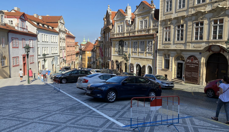 Parkovací místa se vrátila pod Hrad a působí jako pěst na oko. Chtěli jsme rychlé řešení, řekl radní Bureš