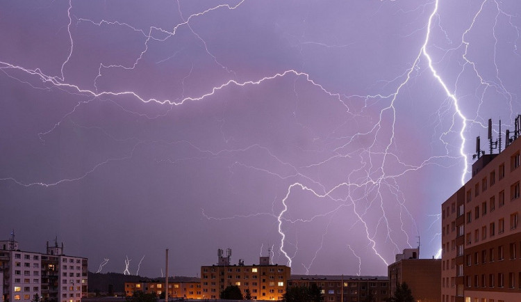 Meteorologové varují před velmi silnými bouřkami, které míří na Prahu