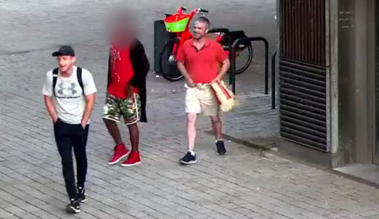 VIDEO: Pozval si domů dva muže, ti ho zbili a okradli