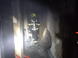 VIDEO: Policisté zachraňovali lidi z hořícího domu. Dva evakuovaní skončili v péči záchranářů