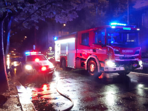 VIDEO: Policisté zachraňovali lidi z hořícího domu. Dva evakuovaní skončili v péči záchranářů