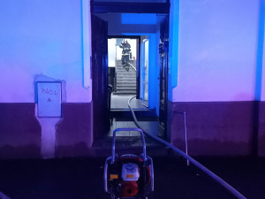 VIDEO: Policisté zachraňovali lidi z hořícího domu. Dva evakuovaní skončili v péči záchranářů