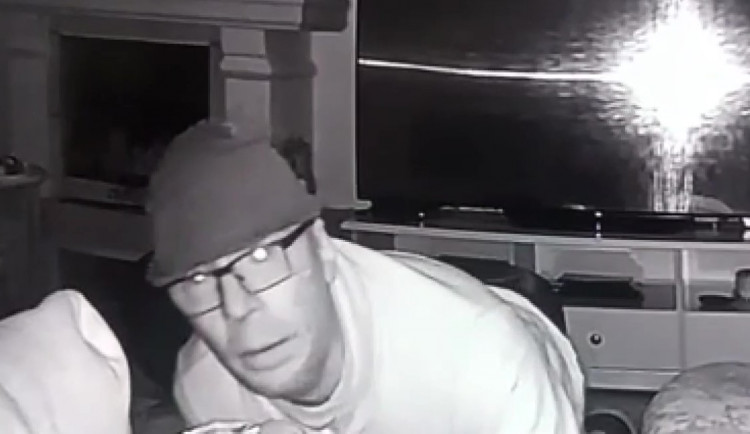 VIDEO: Muž se vloupával do domů a sledoval spící lidi. Pozoroval i devítiletou holčičku