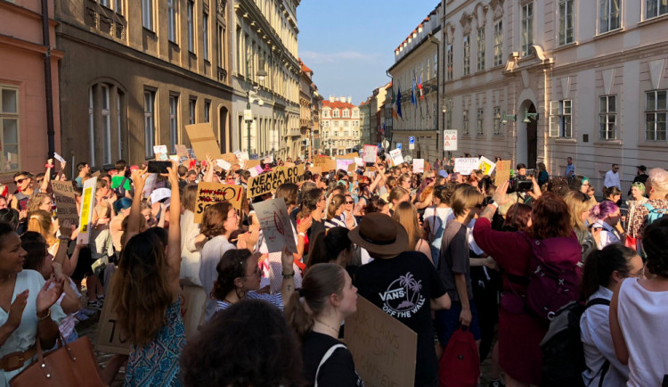 VIDEO: Prahou prošel průvod proti zákazu potratů. Demonstrovalo se i před americkou ambasádou
