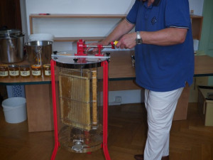 Na Vinohradech stáčeli med ze střešních úlů. Obliba včelaření v hlavním městě stále roste