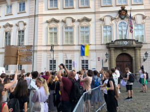 VIDEO: Prahou prošel průvod proti zákazu potratů. Demonstrovalo se i před americkou ambasádou