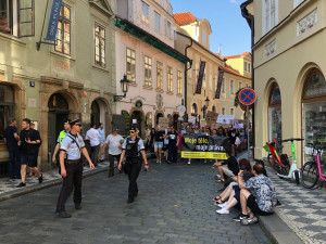 VIDEO: Prahou prošel průvod proti zákazu potratů. Demonstrovalo se i před americkou ambasádou