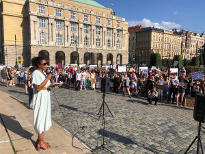 VIDEO: Prahou prošel průvod proti zákazu potratů. Demonstrovalo se i před americkou ambasádou