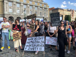 VIDEO: Prahou prošel průvod proti zákazu potratů. Demonstrovalo se i před americkou ambasádou