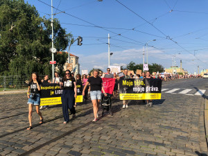 VIDEO: Prahou prošel průvod proti zákazu potratů. Demonstrovalo se i před americkou ambasádou